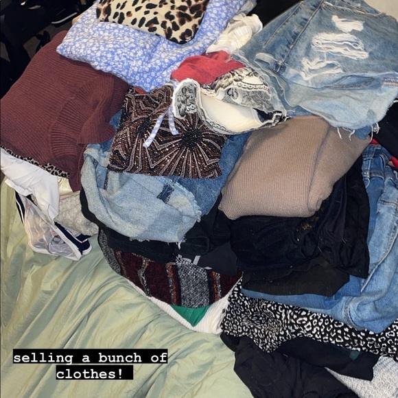 selling a bunch of unwanted clothes!! - Picture 1 of 1